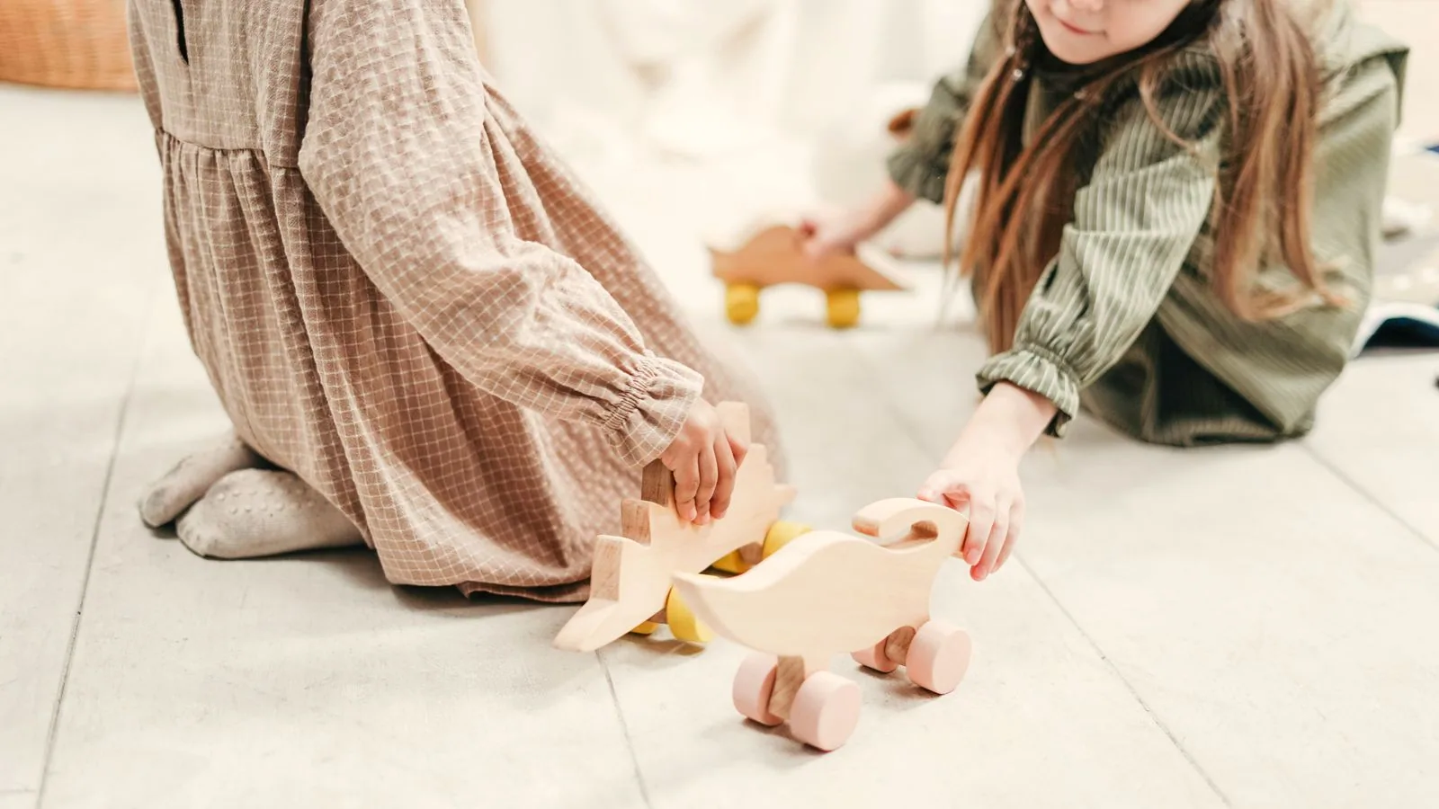 Photographie : des enfants jouant avec des jouets en bois à la maison