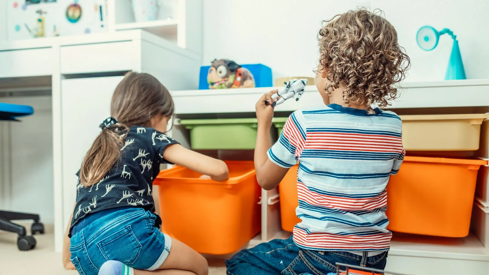 Photographie : des bacs de rangement de jouets dans une chambre