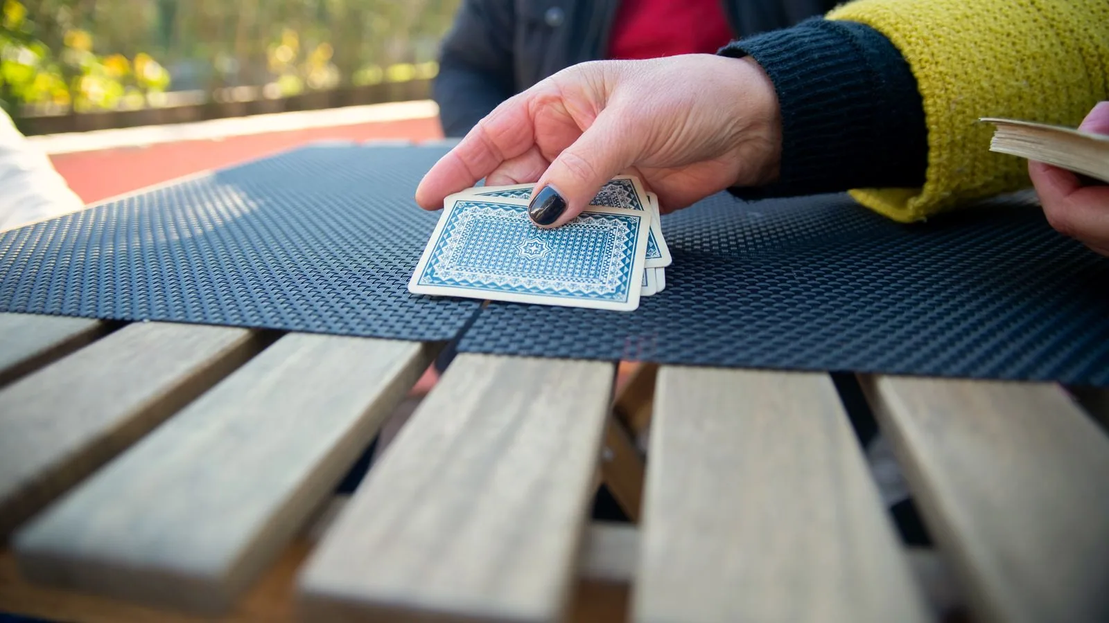 Photographie : un jeu de cartes étalé sur une table